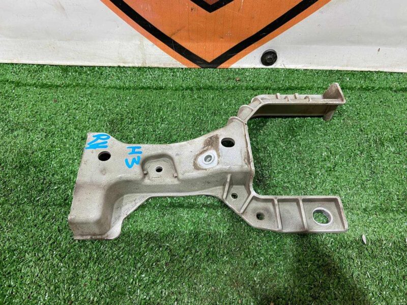 T4A41266 Front bumper reinforcement bracket right Jaguar F-Pace X761 (2017-) Used cost 65 € in stock 1 pcs.