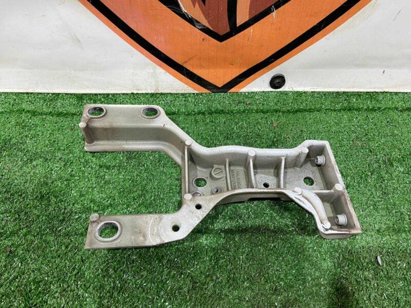 T4A41266 Front bumper reinforcement bracket right Jaguar F-Pace X761 (2017-) Used cost 65 € in stock 1 pcs.