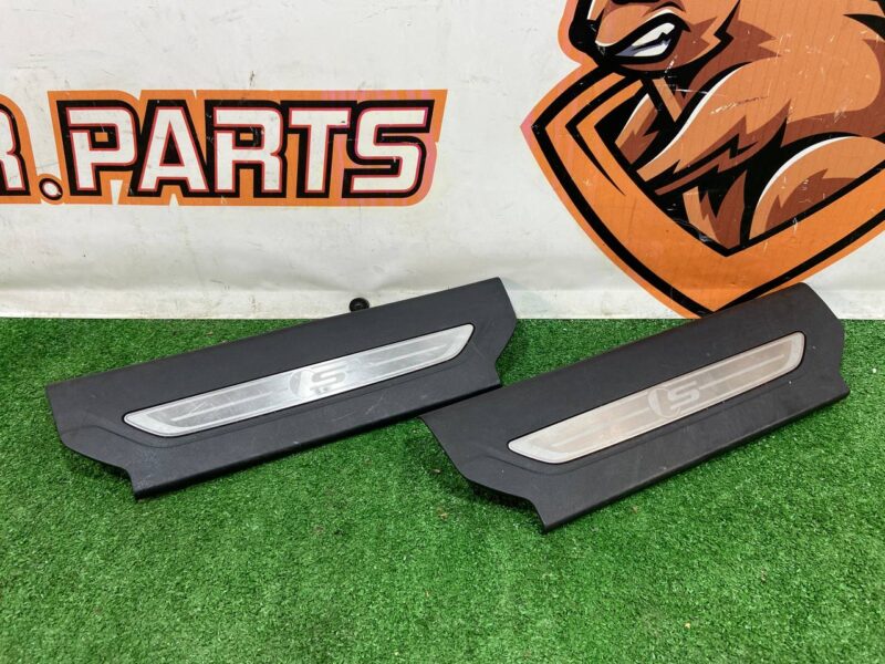 T4A4262PVJ Used Jaguar F-Pace X761 (2017-) front door sill kit cost 25 € in stock 3 pcs.