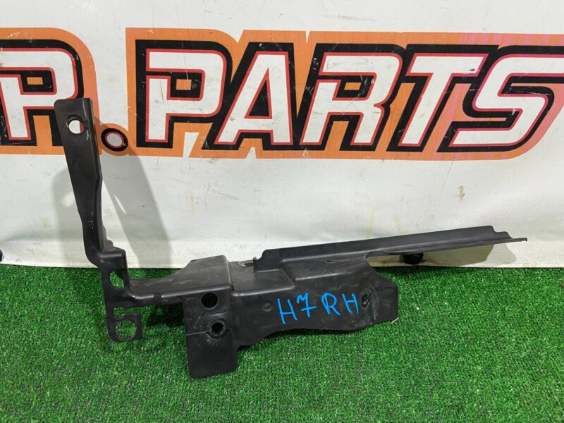 T4A4289 Deflector shield right upper Jaguar F-Pace X761 (2017-) Used cost 38 € in stock 1 pcs.