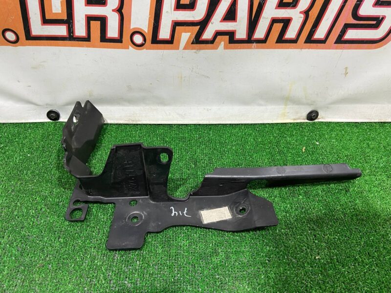 T4A4290 Left upper wind deflector shield Jaguar F-Pace X761 (2017-) Used cost 35 € in stock 1 pcs.