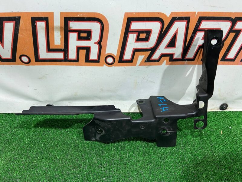 T4A4290 Left upper wind deflector shield Jaguar F-Pace X761 (2017-) Used cost 35 € in stock 1 pcs.