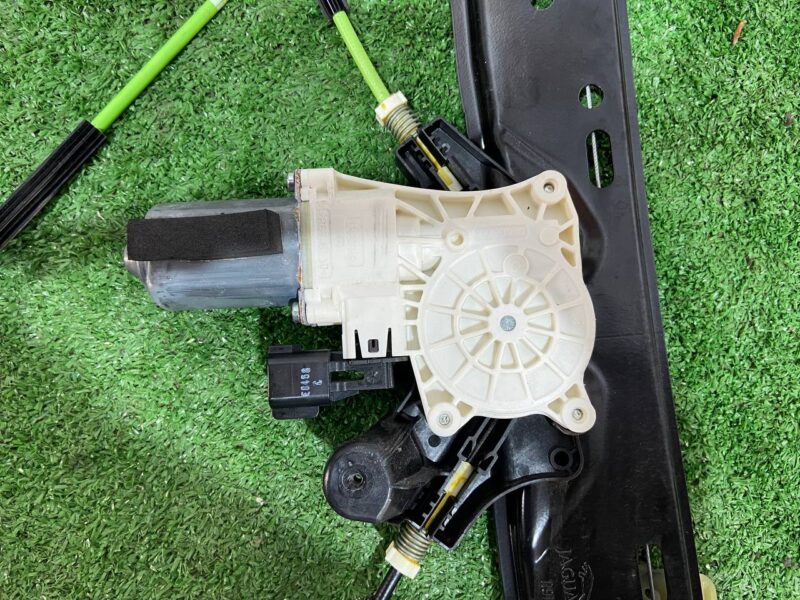 T4A46349 Window regulator rear left Jaguar F-Pace X761 Used cost 100 € in stock 13 pcs.