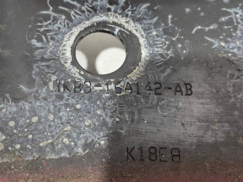 T4A6045 Wing bracket to the spar middle right JAGUAR F-PACE Used cost 20 € in stock 7 pcs.