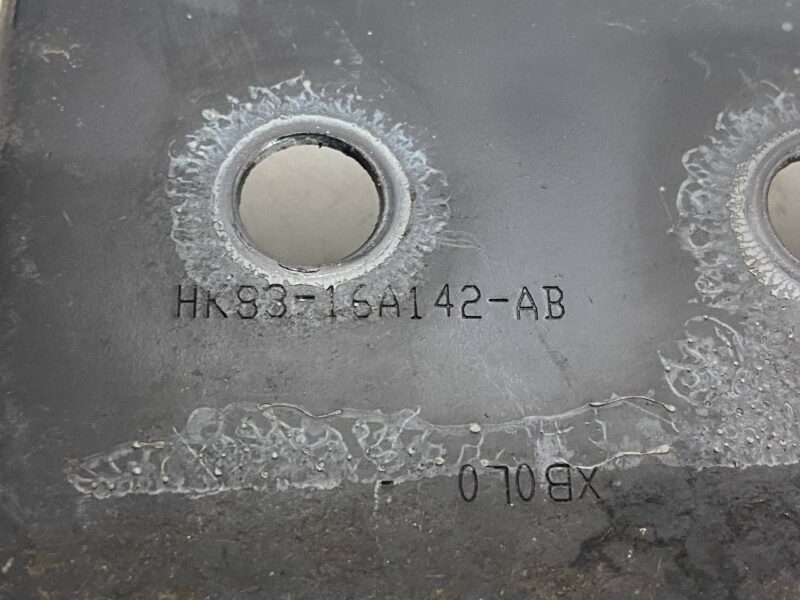 T4A6045 Wing bracket to the spar middle right JAGUAR F-PACE Used cost 20 € in stock 7 pcs.
