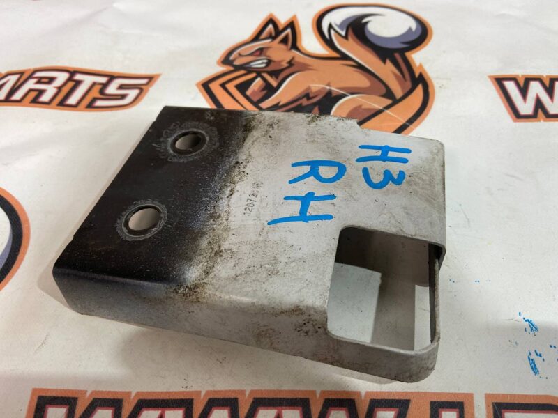 T4A6045 Wing bracket to the spar middle right JAGUAR F-PACE Used cost 20 € in stock 7 pcs.