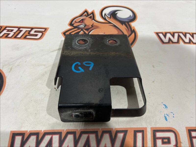 T4A6046 Wing bracket to the spar middle left JAGUAR F-PACE Used cost 20 € in stock 10 pcs.