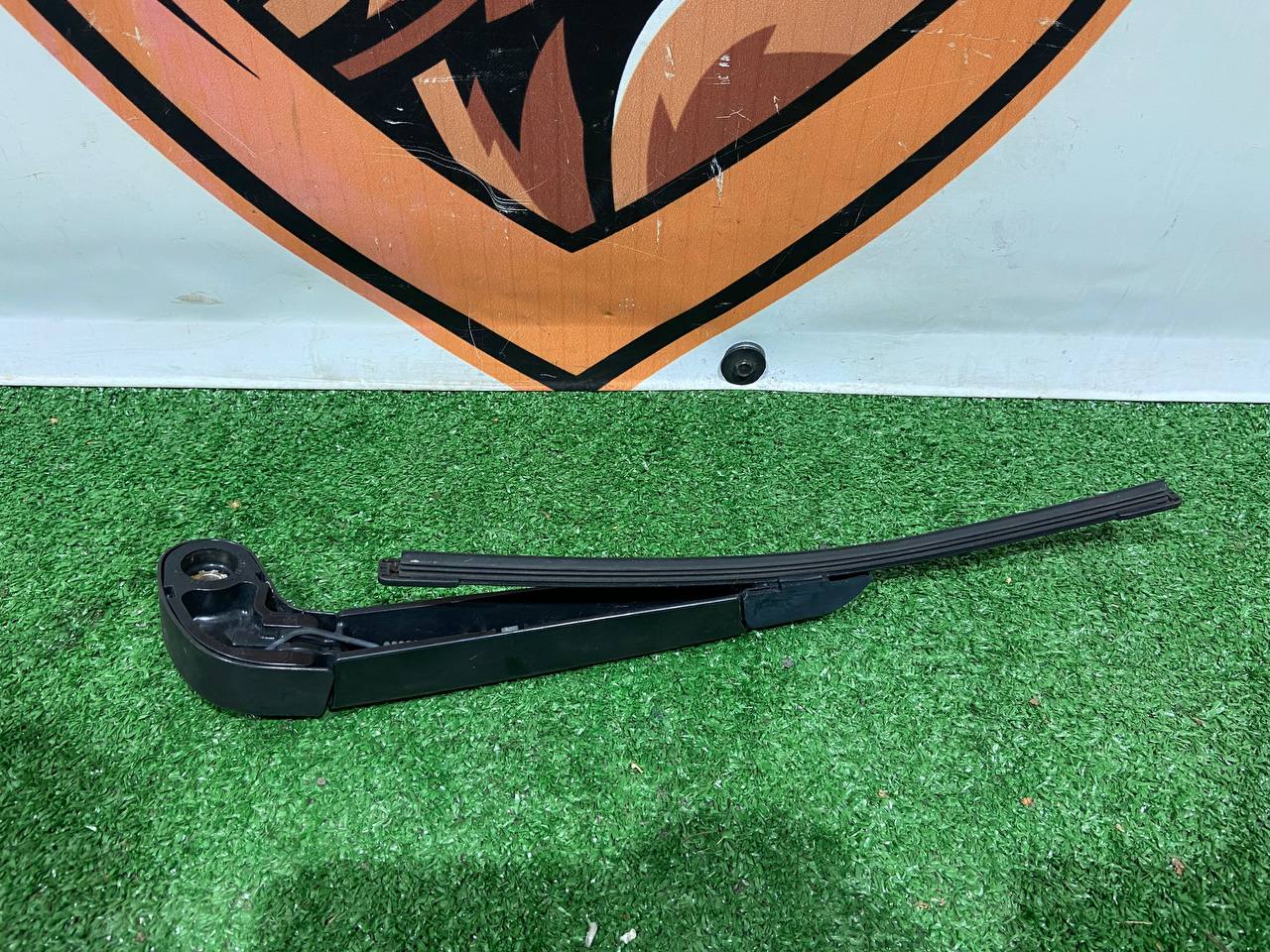 T4A6077 Rear wiper arm Jaguar F-Pace X761 (2017-) used cost 35 € in stock 1 pcs.