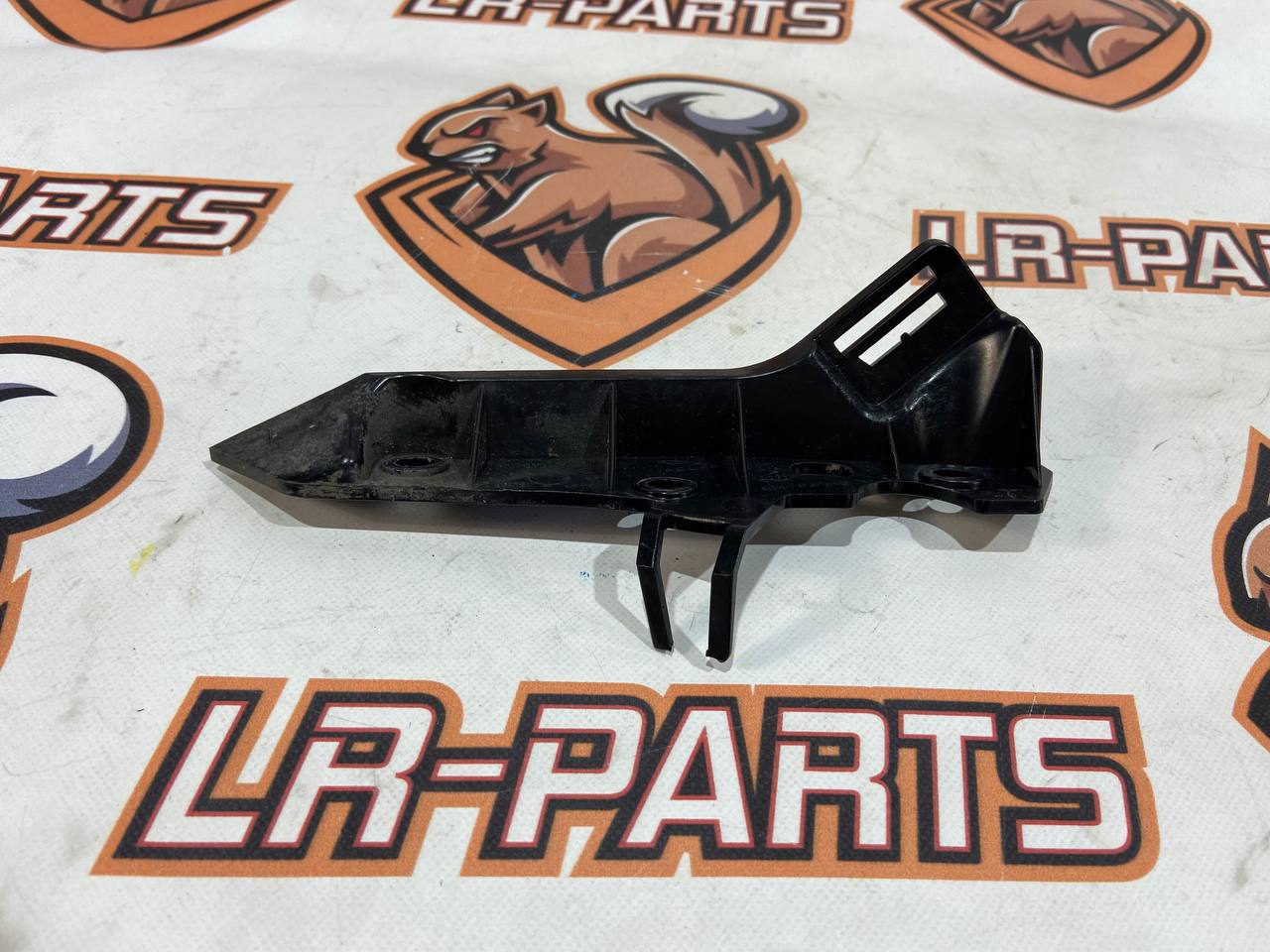 T4A6235 Right bumper bracket Kronstein Jaguar F-Pace X761 (2017-) Used cost 15 € in stock 1 pcs.
