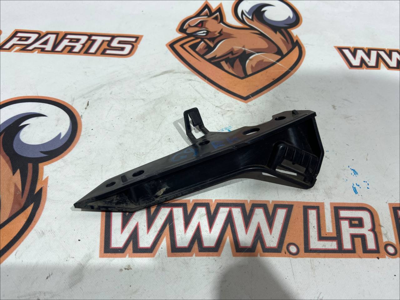 T4A6235 Right bumper bracket Kronstein Jaguar F-Pace X761 (2017-) Used cost 15 € in stock 1 pcs.