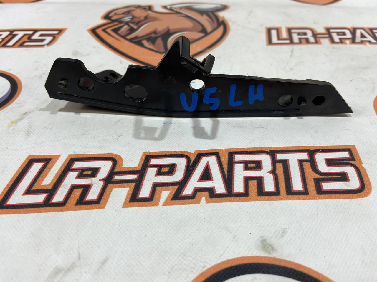 T4A6236 Left front bumper mounting bracket Jaguar F-Pace X761 (2017-) Used cost 15 € in stock 1 pcs.