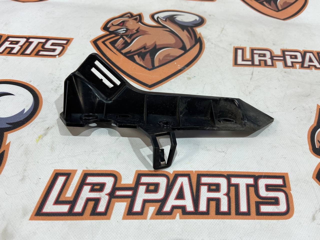 T4A6236 Left front bumper mounting bracket Jaguar F-Pace X761 (2017-) Used cost 15 € in stock 1 pcs.