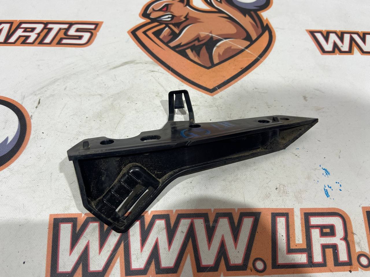 T4A6236 Left front bumper mounting bracket Jaguar F-Pace X761 (2017-) Used cost 15 € in stock 1 pcs.