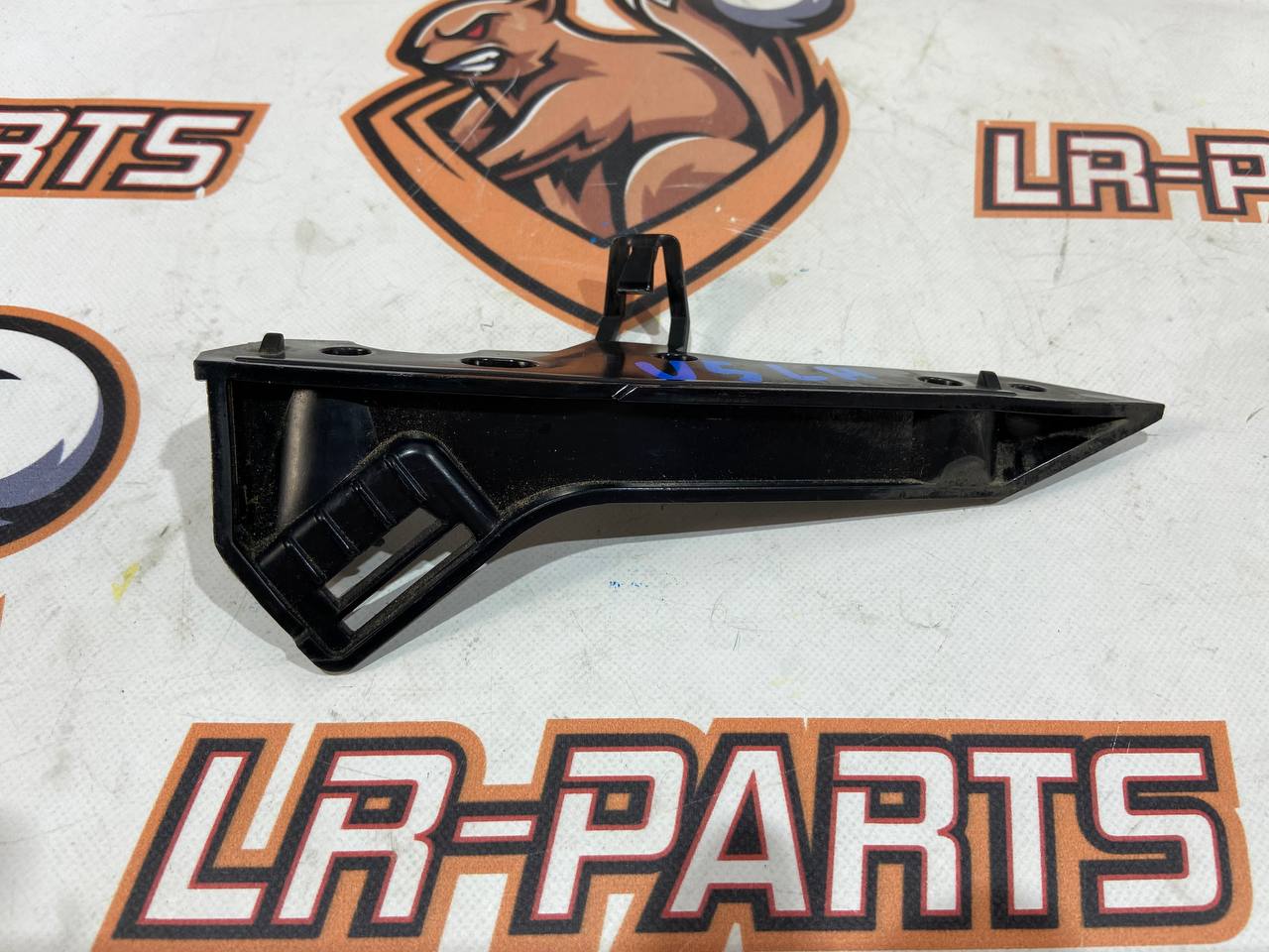 T4A6236 Left front bumper mounting bracket Jaguar F-Pace X761 (2017-) Used cost 15 € in stock 1 pcs.