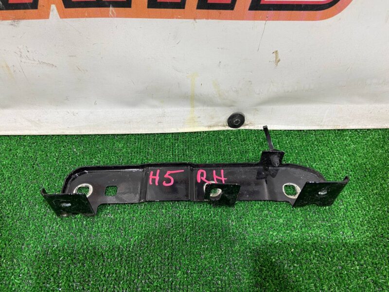 T4K10314 Rear right wing mounting bracket Jaguar I-Pace (2018-) Used cost 20 € in stock 5 pcs.