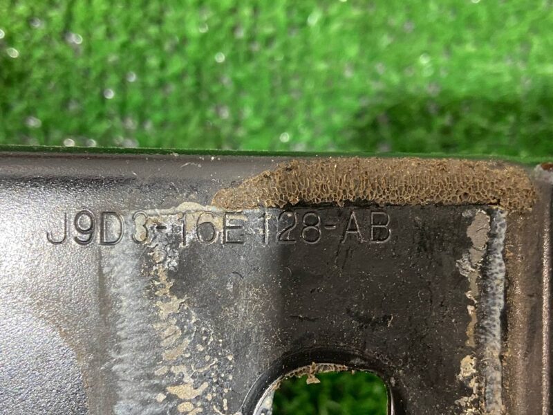 T4K10314 Rear right wing mounting bracket Jaguar I-Pace (2018-) Used cost 20 € in stock 5 pcs.