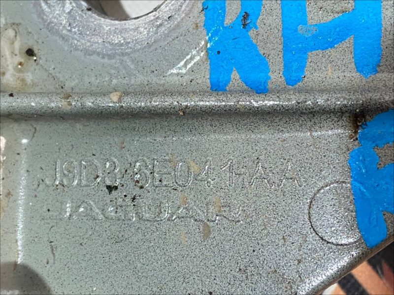 T4K1488 Bracket metal butt lion JAGUAR I-PACE Used cost 10 € in stock 3 pcs.