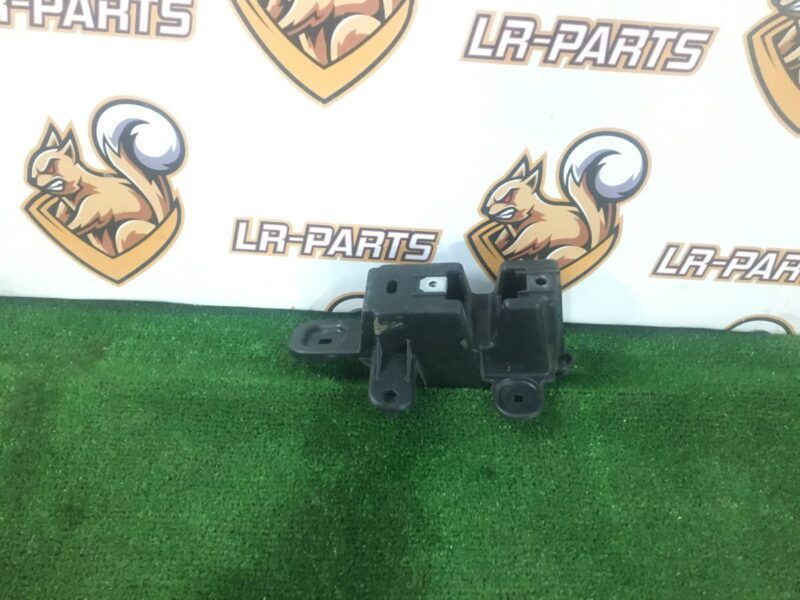 T4K9890 Rear bumper mounting bracket left Jaguar I-Pace X590 (2018-) Used cost 25 € in stock 5 pcs.