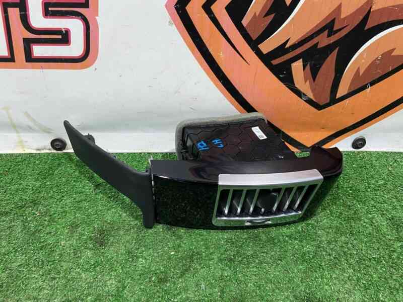 LR035209 Air deflector from torpedo left RANGE ROVER L405 13- Used cost 30 € in stock 1 pcs.