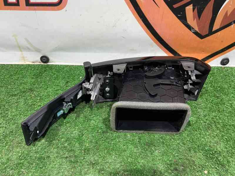 LR035209 Air deflector from torpedo left RANGE ROVER L405 13- Used cost 30 € in stock 1 pcs.