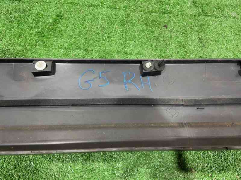 LR048270 Door sill molding right Land Rover Discovery 5 L462 (2017-) used cost 30 € in stock 5 pcs.
