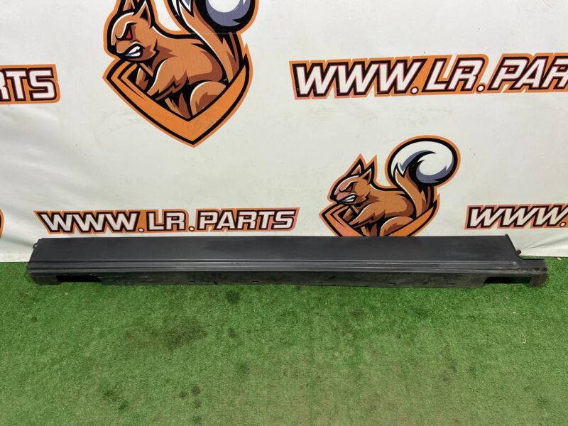 LR048270 Door sill molding right Land Rover Discovery 5 L462 (2017-) used cost 30 € in stock 5 pcs.