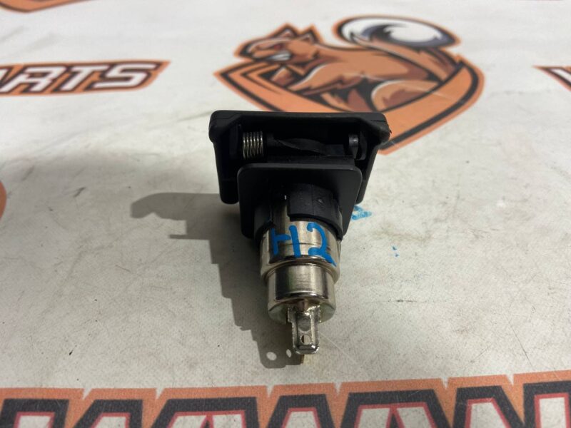 LR050842 Auxiliary power socket with cover Range Rover L405 (2013-2021) used cost 20 € in stock 2 pcs.