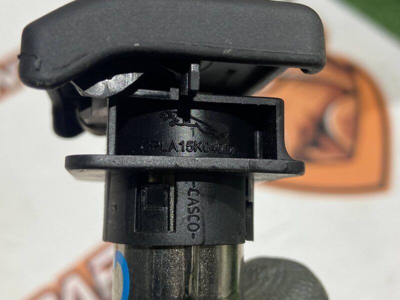 LR050842 Auxiliary power socket with cover Range Rover L405 (2013-2021) used cost 20 € in stock 2 pcs.