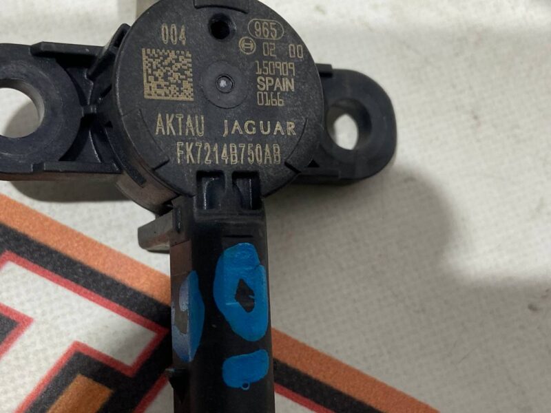 LR059789 Shock sensor Front LAND ROVER DISCOVERY SPORT (L550) 2015- Used cost 25 € in stock 3 pcs.