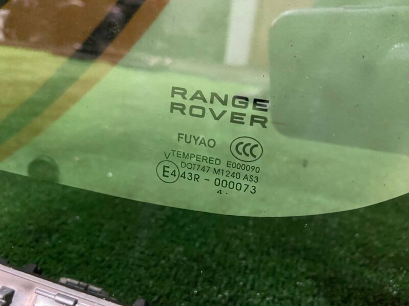 LR077626 Glass in the body side right rear Range Rover L405 (2013-2021) Used cost 150 € in stock 2 pcs.