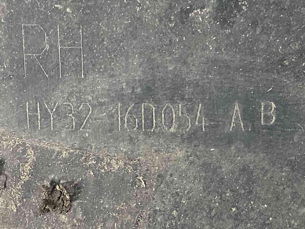 LR082946 Fender molding front right lower Land Rover Discovery 5 L462 Used cost 37 € in stock 1 pcs.