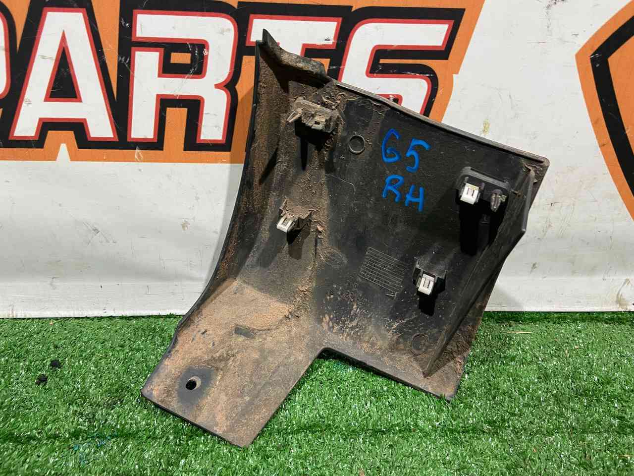 LR082946 Fender molding front right lower Land Rover Discovery 5 L462 Used cost 37 € in stock 1 pcs.