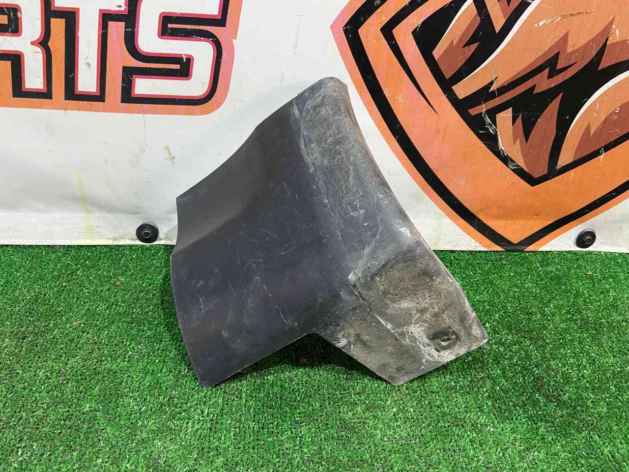 LR082946 Fender molding front right lower Land Rover Discovery 5 L462 Used cost 37 € in stock 1 pcs.