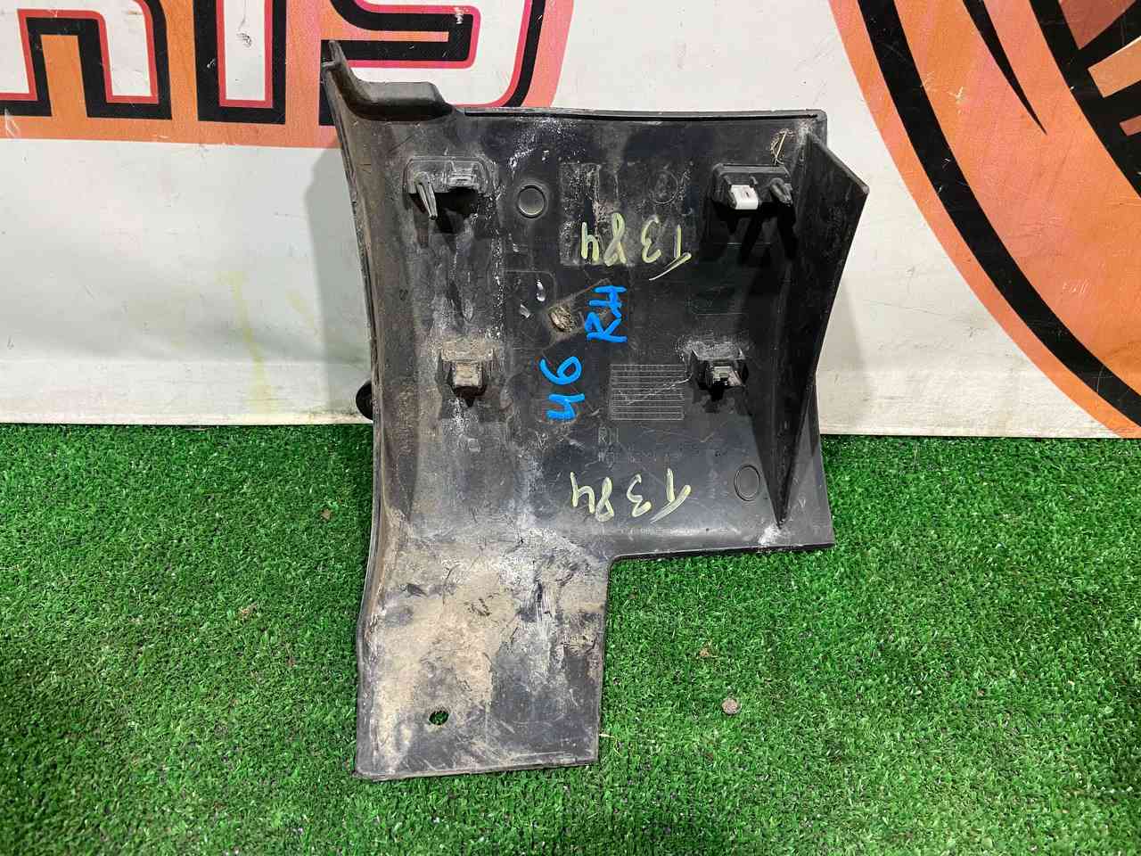 LR082946 Fender molding front right lower Land Rover Discovery 5 L462 Used cost 37 € in stock 1 pcs.