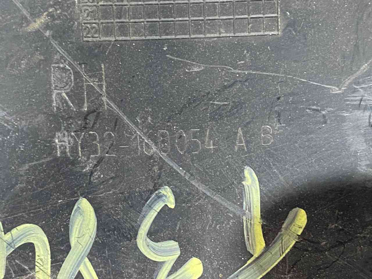 LR082946 Fender molding front right lower Land Rover Discovery 5 L462 Used cost 37 € in stock 1 pcs.