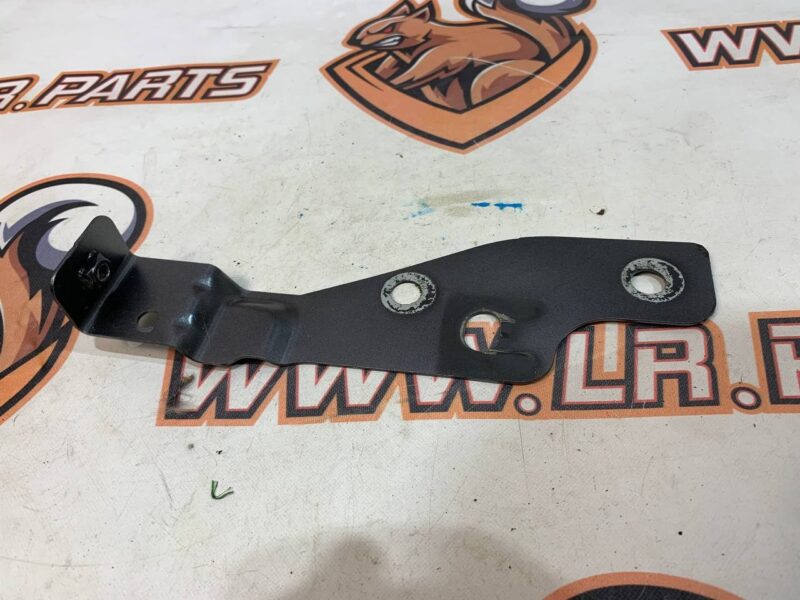 LR091707 Wing mounting bracket upper right RANGE ROVER VELAR (L560) Used cost 35 € in stock 3 pcs.