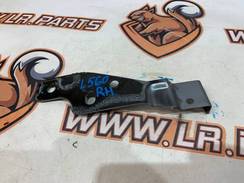 LR091707 Wing mounting bracket upper right RANGE ROVER VELAR (L560) Used cost 35 € in stock 3 pcs.