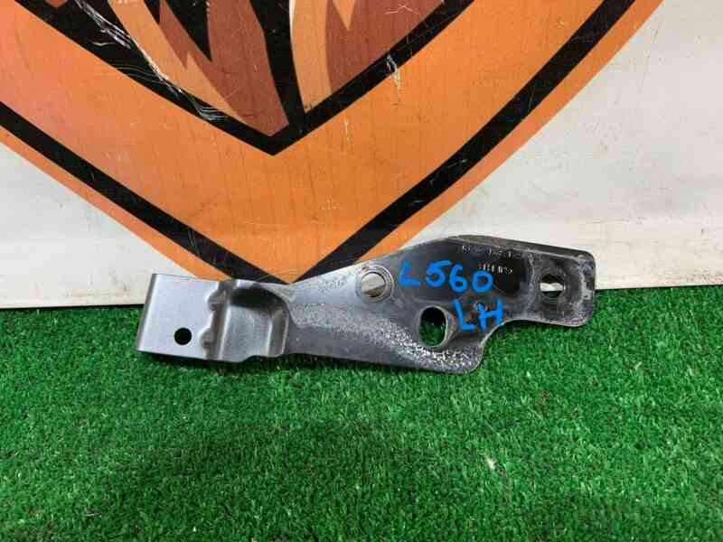 LR091708 Wing mounting bracket upper left RANGE ROVER VELAR (L560) Used cost 35 € in stock 2 pcs.