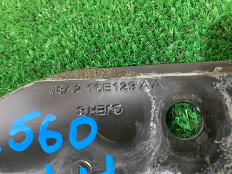LR091708 Wing mounting bracket upper left RANGE ROVER VELAR (L560) Used cost 35 € in stock 2 pcs.