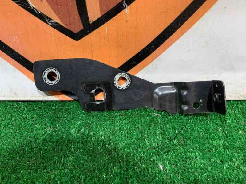 LR091708 Wing mounting bracket upper left RANGE ROVER VELAR (L560) Used cost 35 € in stock 2 pcs.