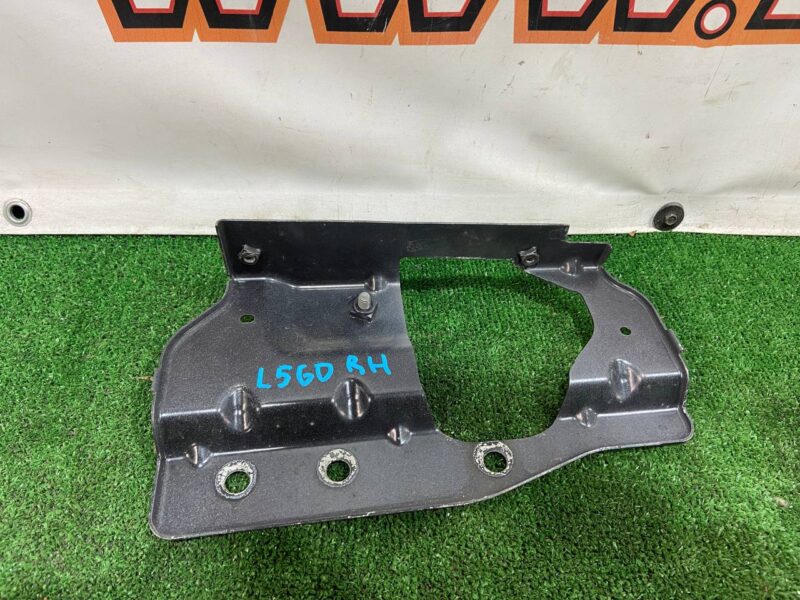 LR092010 Front right upper wing bracket Range Rover Velar L560 (2018-) Used cost 38 € in stock 2 pcs.