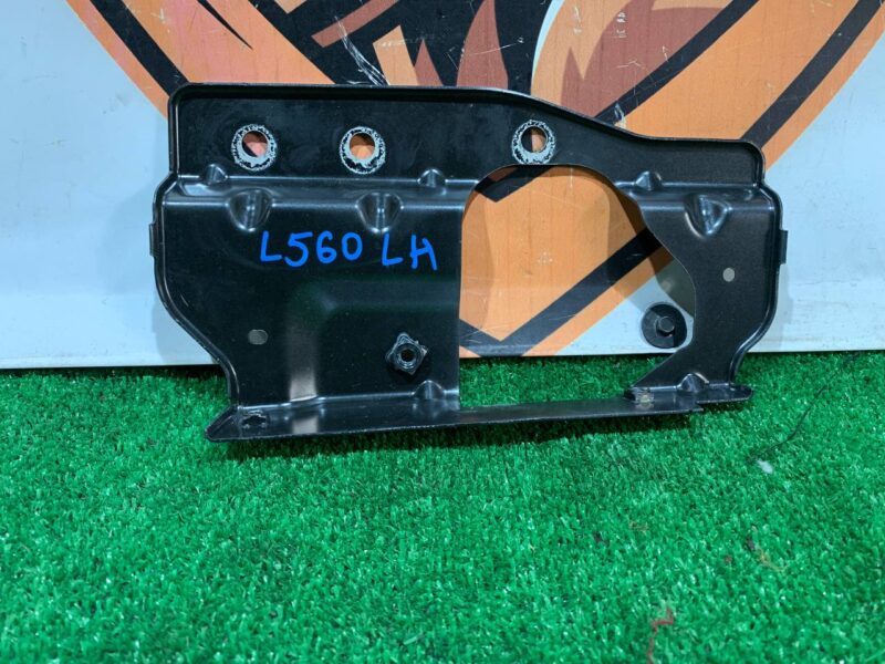LR092011 Front left upper wing bracket Range Rover Velar L560 (2018-) Used cost 37,5 € in stock 2 pcs.