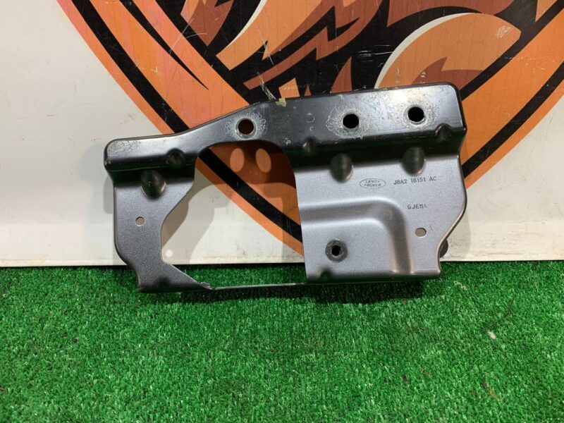 LR092011 Front left upper wing bracket Range Rover Velar L560 (2018-) Used cost 37,5 € in stock 2 pcs.