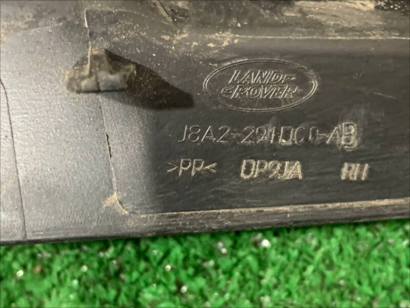 LR092697 Rear wheel arch molding right Range Rover Velar L560 (2018-) Used cost 55 € in stock 2 pcs.