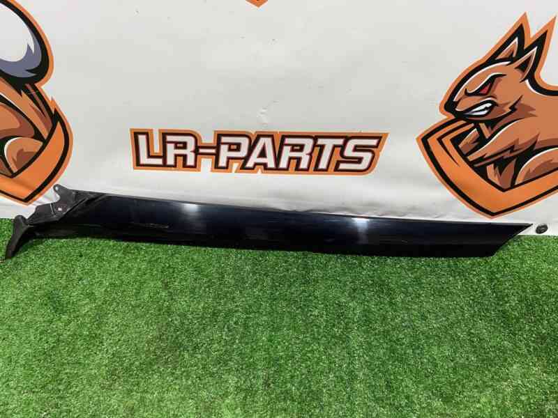 LR092716 Windshield pillar trim right Range Rover Velar L560 (2018-) Used cost 100 € in stock 1 pcs.