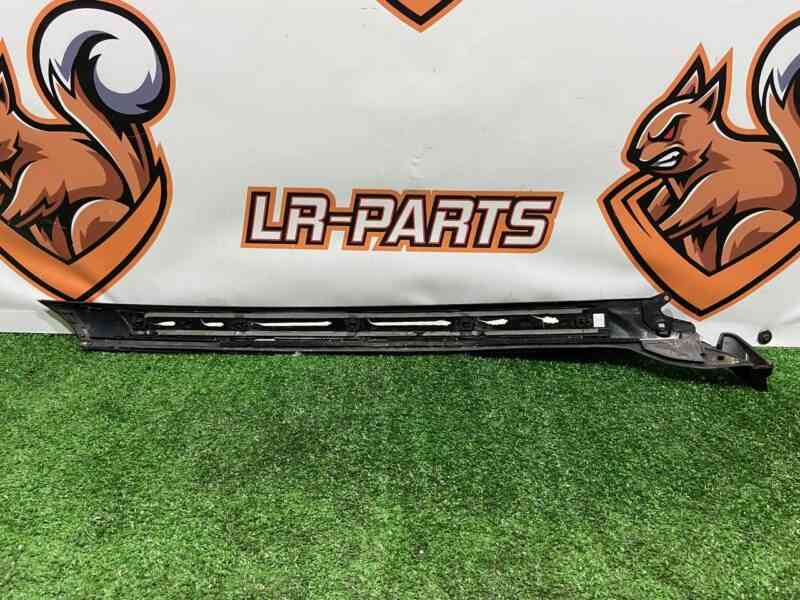 LR092716 Windshield pillar trim right Range Rover Velar L560 (2018-) Used cost 100 € in stock 1 pcs.