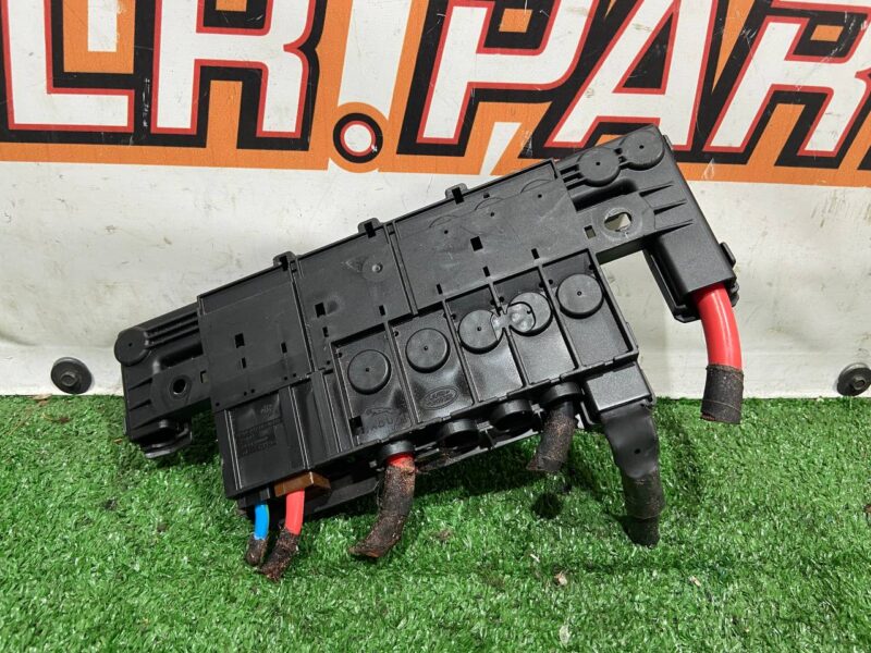 LR092943 Fuse box LAND ROVER DISCOVERY 5 Used cost 93 € in stock 2 pcs.