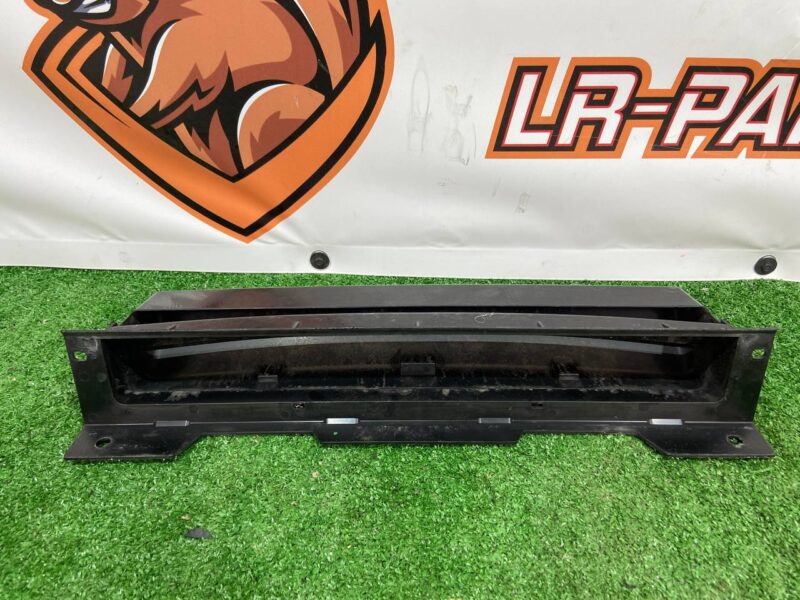 LR094005 Air intake Range Rover Velar L560 (2018-) Used cost 45 € in stock 1 pcs.