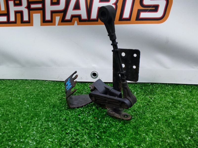 LR098915 Rear Suspension Height Level Sensor Land Rover Discovery 5 L462 (2017-) Used cost 32 € in stock 9 pcs.