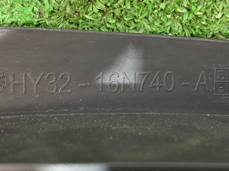LR101655 Hood seal right Land Rover Discovery 5 used cost 38,2 € in stock 2 pcs.